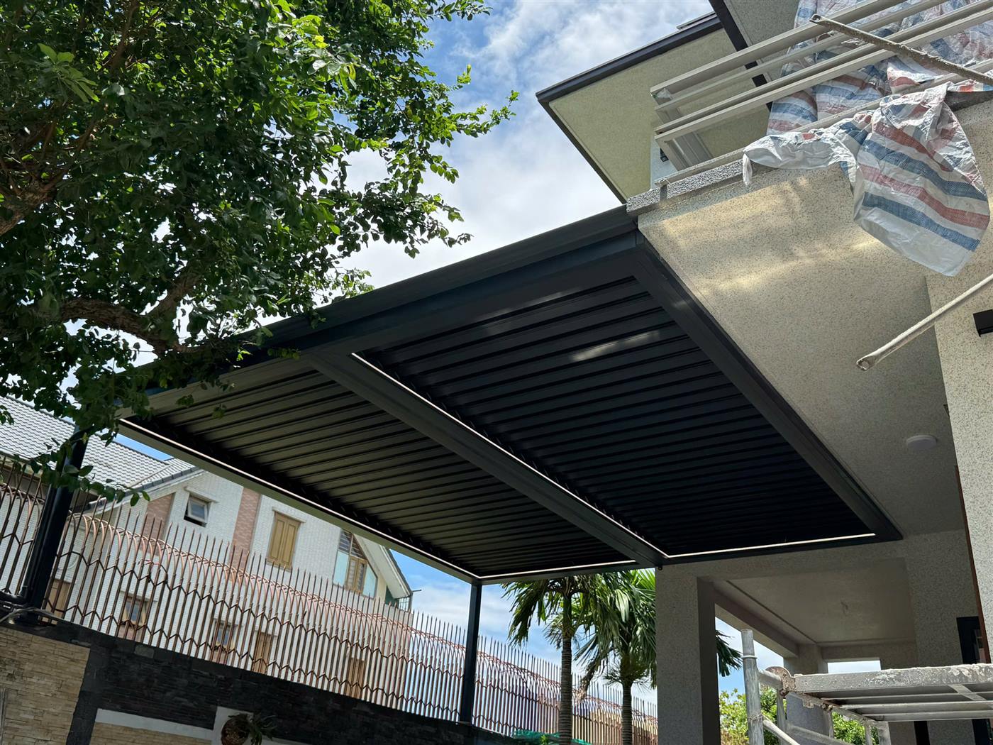 Mái nhôm xếp tự động hai cánh lam, viền đèn LED