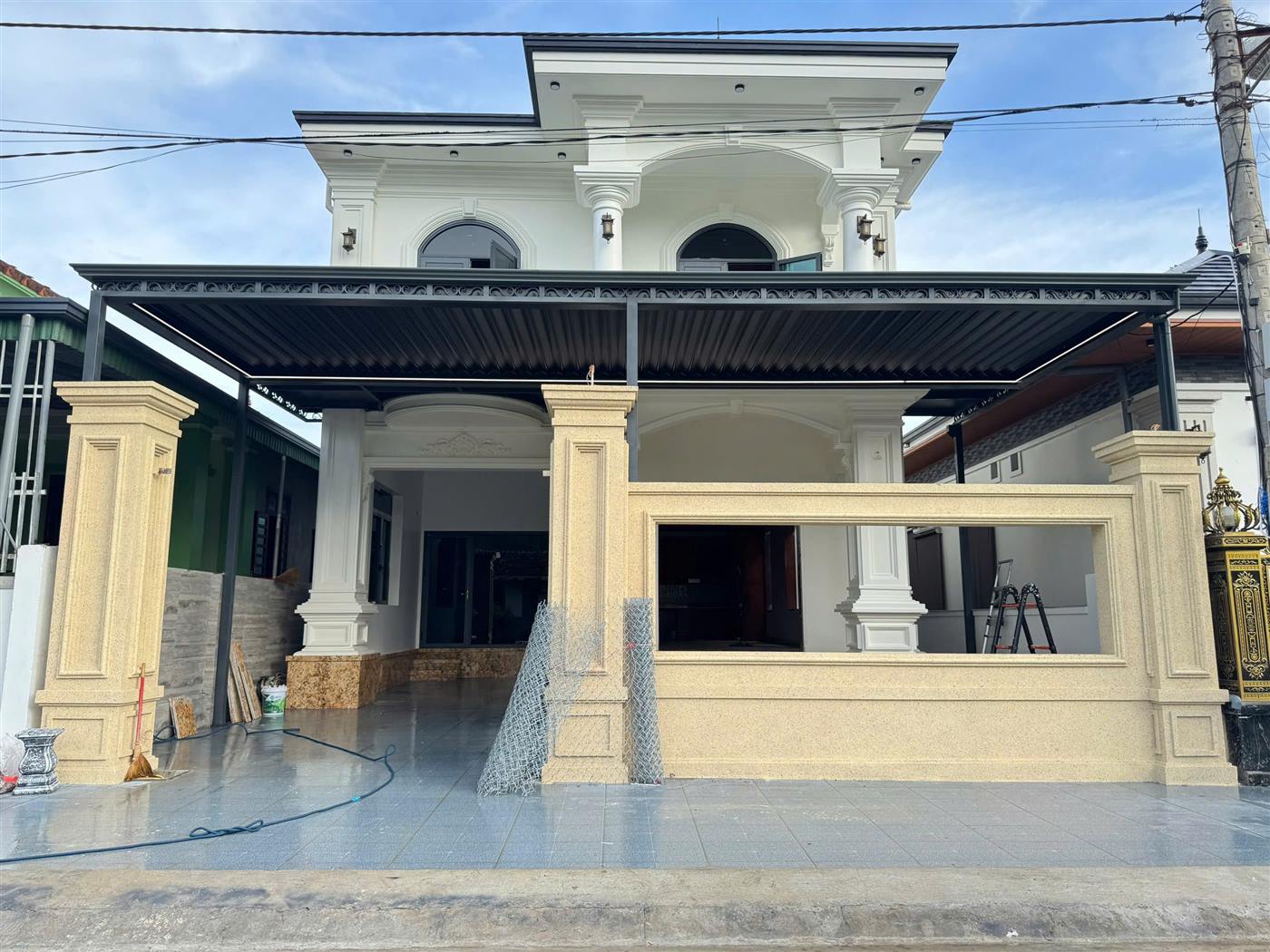 Mái nhôm xếp tự động che hiên và sảnh biệt thự phong cách tân cổ điển