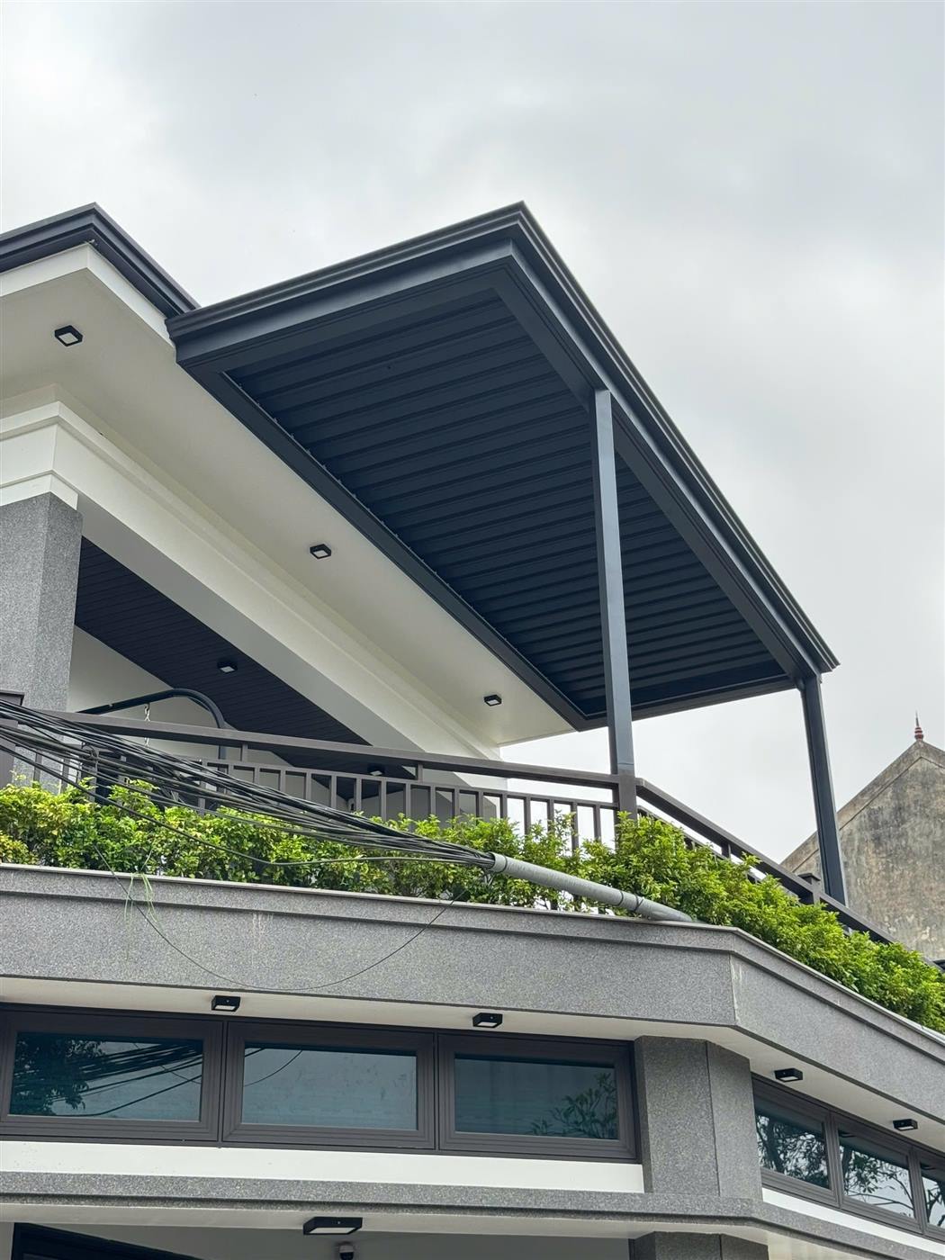 Mái nhôm xếp tự động sân thượng nhà phố